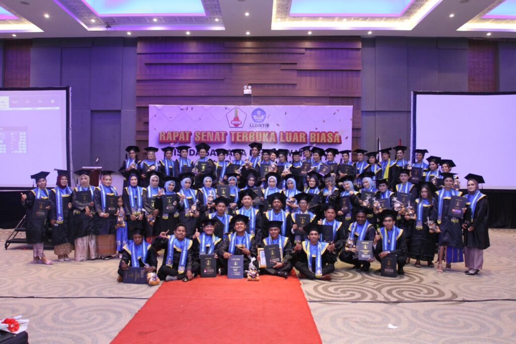 118 Mahasiswa Stik Famika Makassar Angkat Janji Perawat Sarjana Keperawatan dan Sumpah Perawat Profesi Ners di Acara Wisuda