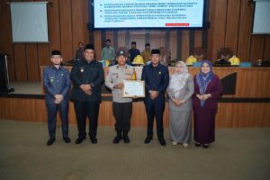 Bhabinkamtibmas Polres Maros Terima Penghargaan dari Pemkab Maros