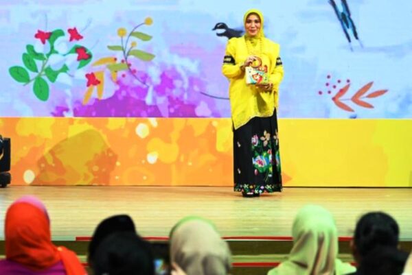 Sofha Marwah Tampil Anggun Padukan Baju Bodo dan Sarung Lagosi di Pameran Kriyanusa