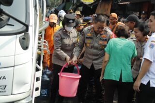 Sambut HUT Humas Polri Ke-72, Bid Humas Polda Metro Jaya Gelar Baksos Pemberian Air Bersih, Pembagian Sembako dan Pengecekan Kesehatan Gratis