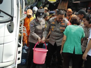 sambut-hut-humas-polri-ke-72,-bid-humas-polda-metro-jaya-gelar-baksos-pemberian-air-bersih,-pembagian-sembako-dan-pengecekan-kesehatan-gratis