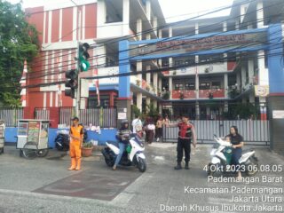 gatur-lalin-samapta-polsek-pademangan,-pastikan-anak-sekolah-aman-dalam-perjalanan-menuju-sekolah