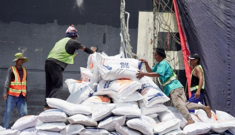 perkuat-cadangan-pangan,-indonesia-datangkan-27-ribu-ton-beras-dari-vietnam