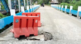 Bahaya Kali Aah..! Penyekat Jembatan Yang Jebol di Desa Namorih Tak Berfungsi Semestinya
