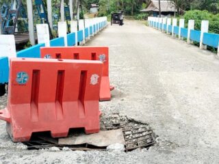 bahaya-kali-aah.!-penyekat-jembatan-yang-jebol-di-desa-namorih-tak-berfungsi-semestinya