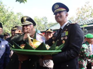 kejutan-kapolres-pamekasan-kepada-dandim-0826-pamekasan-di-hut-tni-ke-78