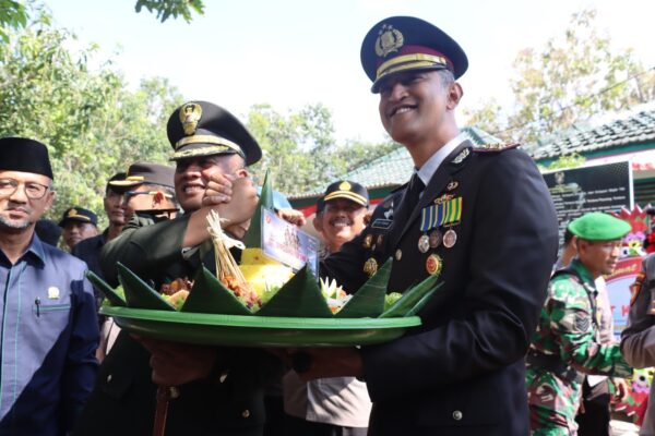 Kejutan Kapolres Pamekasan Kepada Dandim 0826 Pamekasan di HUT TNI Ke-78