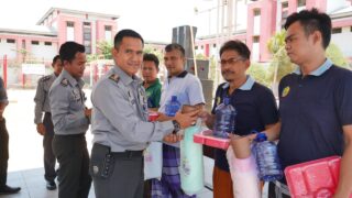 Optimalkan Pelayanan, Lapas Narkotika Kelas IIA Pamekasan Membagikan Peralatan Makan Kepada Warga Binaan
