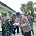 dengan-membawa-kue-tart,-hut-tni-ke-78-jajaran-polsek-penengahan-datangi-koramil-03/pnh