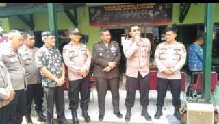 Bawa Tumpeng, Kapolsek Majalaya Bersama Kapolsek Solokan Jeruk Ucapkan Selamat HUT TNI 78 Untuk Danramil Serta Anggota Koramil 2404/Majalaya