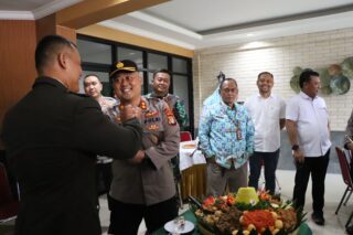 Kapolres Kepulauan Seribu dan Anggota Sambut HUT TNI ke-78 dengan Kejutan Spesial