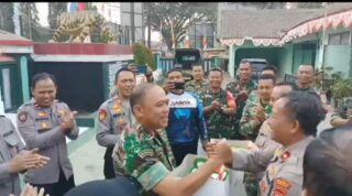 Ucapkan HUT ke-78 TNI, Kapolsek Ciparay Bersama Kapolsek Baleendah Beri Surprise ke Markas Koramil 2408
