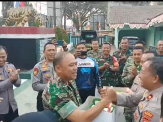 ucapkan-hut-ke-78-tni,-kapolsek-ciparay-bersama-kapolsek-baleendah-beri-surprise-ke-markas-koramil-2408