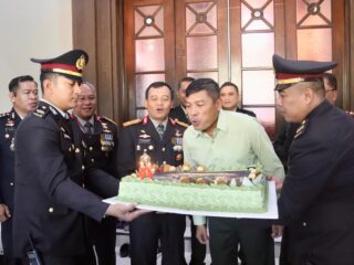 surprise-untuk-hut-tni-ke-78,-kapolda-jateng-kunjungi-rumah-dinas-pangdam-iv/diponegoro