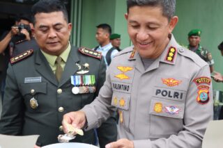 HUT TNI ke -78, Kapolrestabes Medan Beri Kejutan Bawa Nasi Tumpeng Buat Dandim 0201 Medan