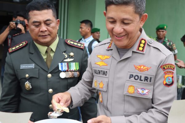 HUT TNI ke -78, Kapolrestabes Medan Beri Kejutan Bawa Nasi Tumpeng Buat Dandim 0201 Medan