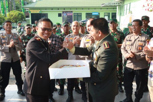 Kapolresta Banjarmasin Berikan Surprise Sekaligus Pemberian Kue Kepada Dandim 1007/Banjarmasin Dalam Rangka HUT TNI Ke-78