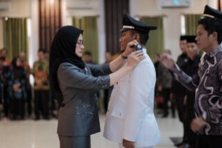 Bupati Luwu Utara Indah Putri Indriani Melantik Irfan Madjuk Menjabat Lurah Kappuna