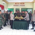 hut-tni-ke-78-koramil-421-08-potong-tumpeng-bersama-jajaran-polsek-palas-dan-sragi