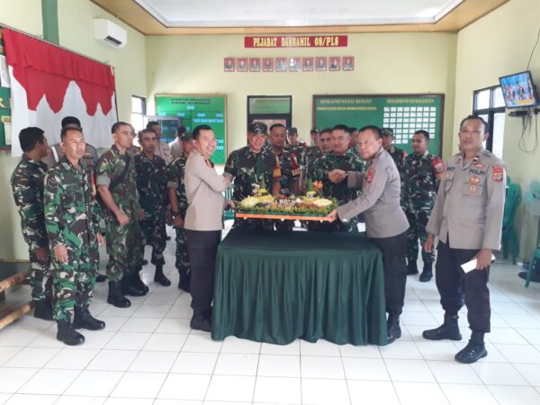 HUT TNI ke-78 Koramil 421-08 Potong Tumpeng Bersama Jajaran Polsek Palas Dan Sragi