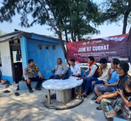 Bhabinkamtibmas Pulau Tidung Dengarkan dan Cari Solusi Masalah Kamtibmas di Jumat Curhat