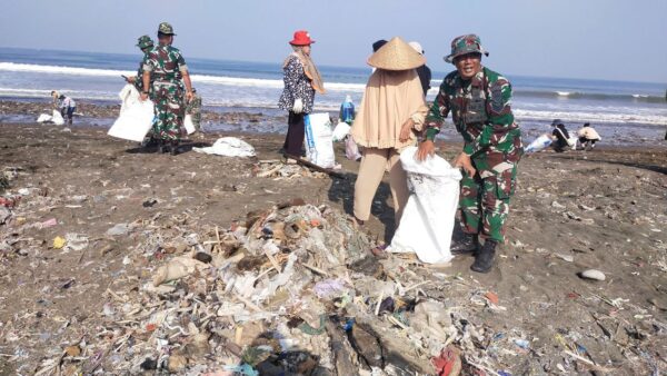 Anggota Koramil 0622-11/Sagaranten Melaksanakan Karyabakti  Di Hari Ke-3 Dalam Rangka HUT TNI Ke-78