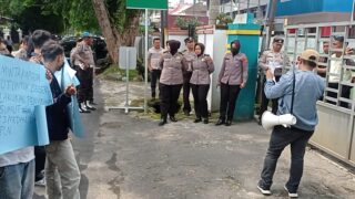 Polrestabes Medan Kawal Aksi Demo Massa Gerakan Muda Pejuang Sumut di Kantor PLN Jalan Listrik Medan