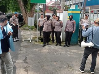 Polrestabes Medan Kawal Aksi Demo Massa Gerakan Muda Pejuang Sumut di Kantor PLN Jalan Listrik Medan