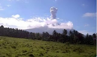 Gunung Ibu Meletus dan Lontarkan Abu Setinggi 1,1 Kilometer