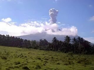 Gunung Ibu Meletus dan Lontarkan Abu Setinggi 1,1 Kilometer