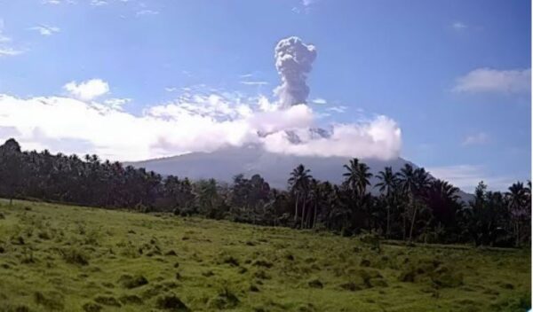 Gunung Ibu Meletus dan Lontarkan Abu Setinggi 1,1 Kilometer