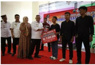 Nanang Berikan Penghargaan Kepada Penenang Lomba Filem Pendek