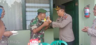 Kapolsek Banjarmasin Utara Berikan Surprise Kepada Koramil 1007-4/Banjarmasin Dalam Rangka Peringatan HUT TNI Ke-78