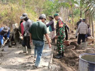 babinsa-desa-bantarsari-koramil-0622-10/pabuaran-melaksanakan-kerjabakti-pengecoran-jalan-di-kampung-cidurian