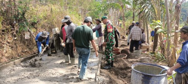 Babinsa Desa Bantarsari Koramil 0622-10/Pabuaran  Melaksanakan Kerjabakti Pengecoran Jalan Di Kampung Cidurian