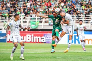 Kalah dari Persib Bandung, Pelatih Persebaya Akui Kesalahan Pemain