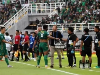 persebaya-hadapi-persib,-josep-gombau-beberkan-alasan-melarang-paulo-victor-tendang-penalti