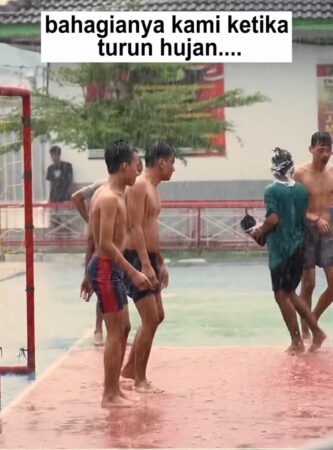 Wargabinaan Rutan Kelas I Medan Mandi Hujan dan Bermain Bola Sejenak Bersama