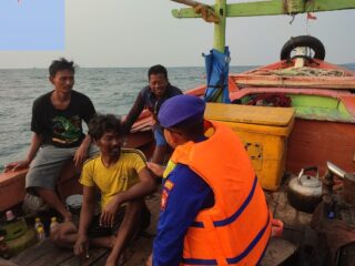 team-patroli-satpolair-polres-kepulauan-seribu-tingkatkan-keamanan-di-perairan-pulau-pari