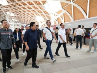 erick-ajak-fifa-naik-kereta-cepat-whoosh,-bakal-jadi-transportasi-pendukung-piala-dunia-u-17