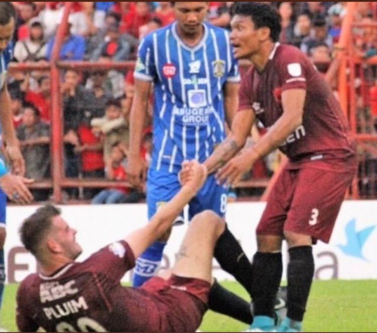 ferdinand-sinaga-berikan-pesan-haru-usai-wiljan-pluim-resmi-dilepas-psm-makassar:-maestro-tetaplah-maestro