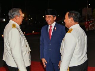 momen-kompak-jokowi,-prabowo,-dan-sby-di-upacara-parade-senja-hut-tni-di-kemhan