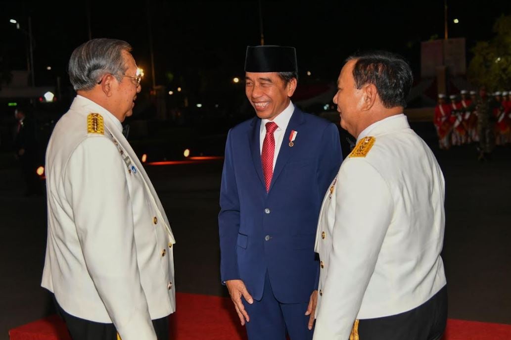 momen-kompak-jokowi,-prabowo,-dan-sby-di-upacara-parade-senja-hut-tni-di-kemhan