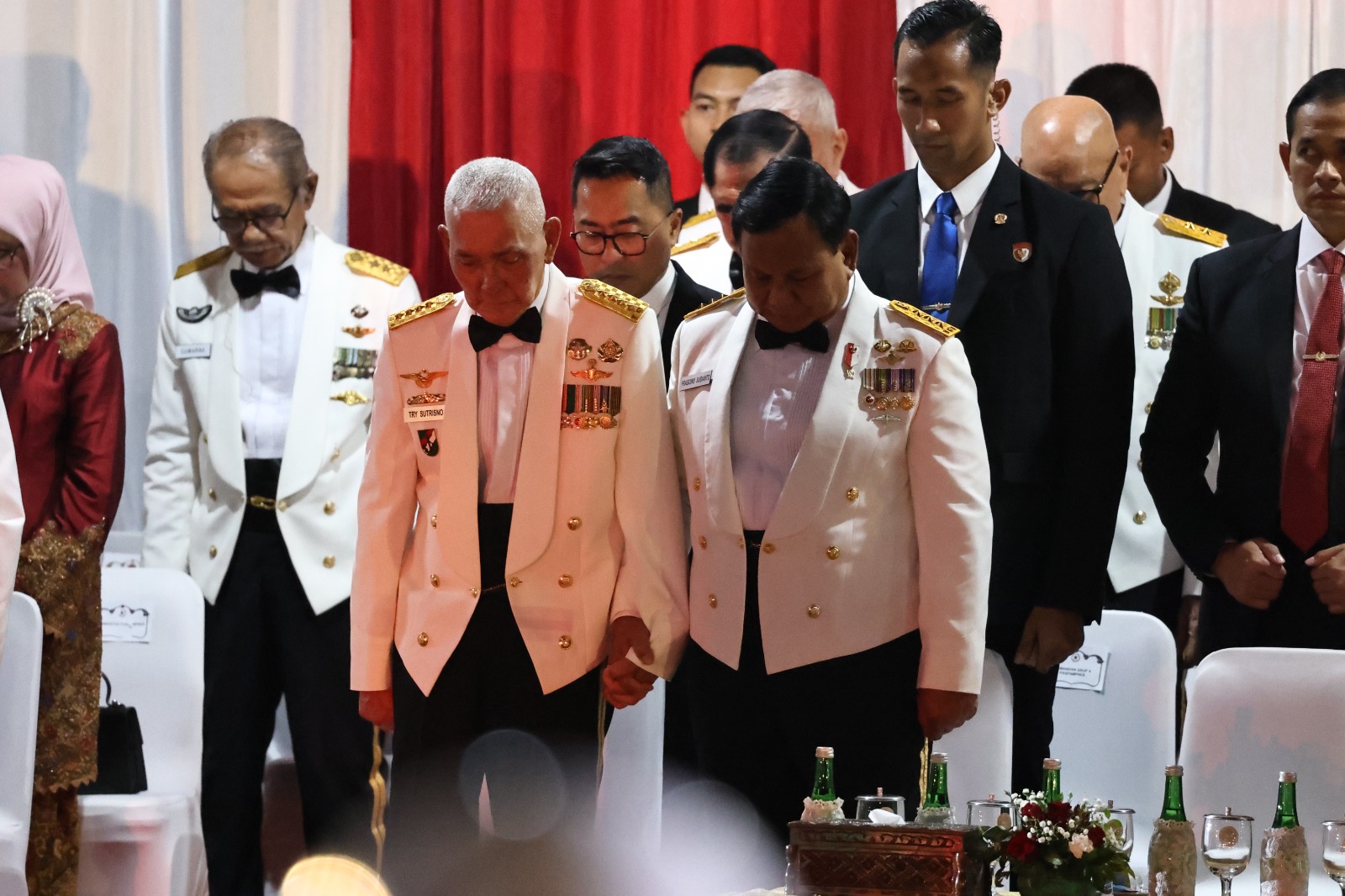 ada-momen-hormat-prabowo-ke-try-sutrisno-di-parade-senja-2023