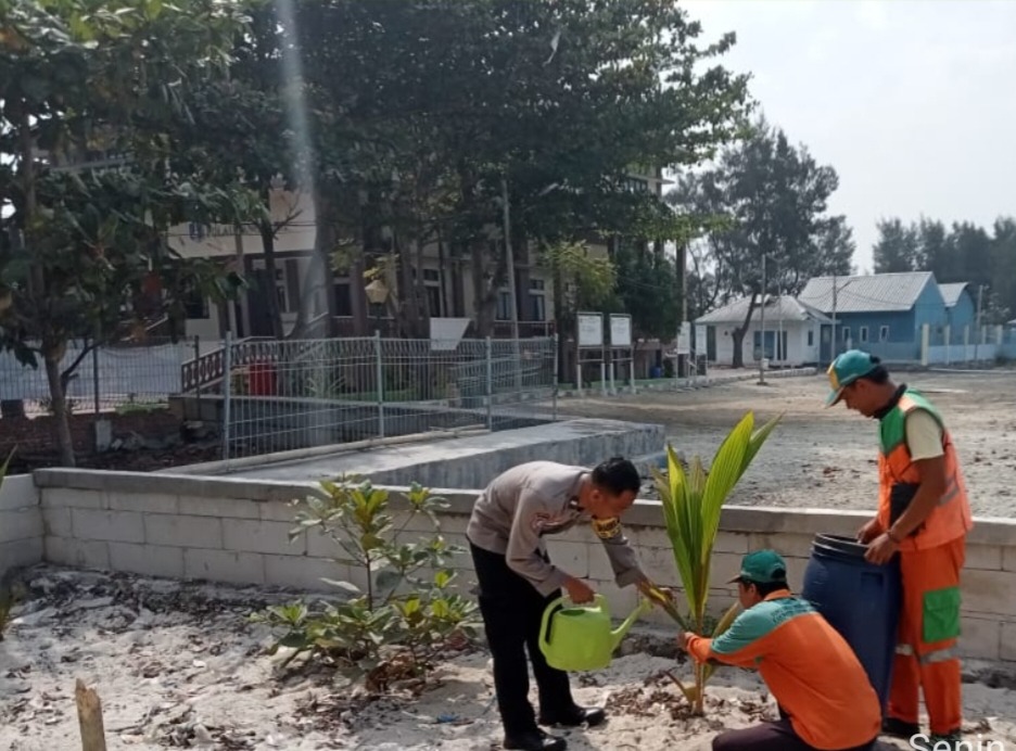 polsek-kepulauan-seribu-utara,-polres-kepulauan-seribu-gencar-bersama-warga-tanam-pohon-untuk-kurangi-polusi-udara