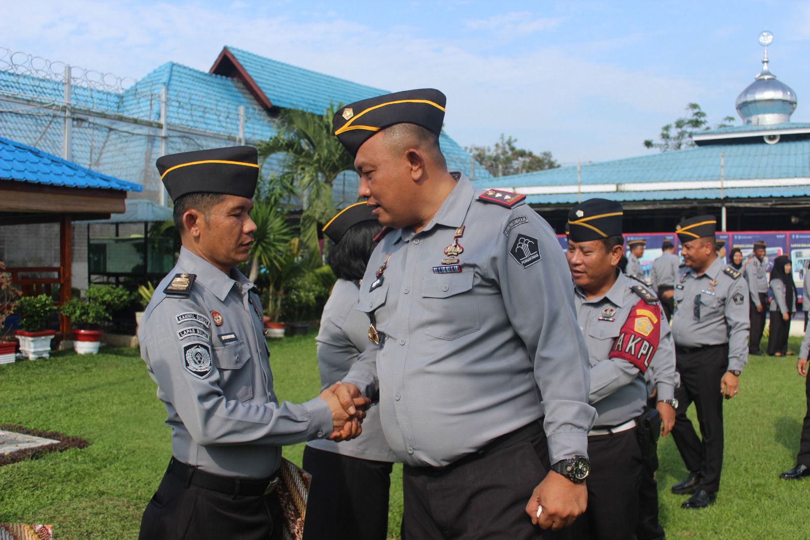 kalapas-kelas-ii-a-binjai-theo-andrianus-amd,-ip,-sh,-mh.,-sematkan-tanda-kenaikan-pangkat-&-pelepasan-pegawai-alih-tugas