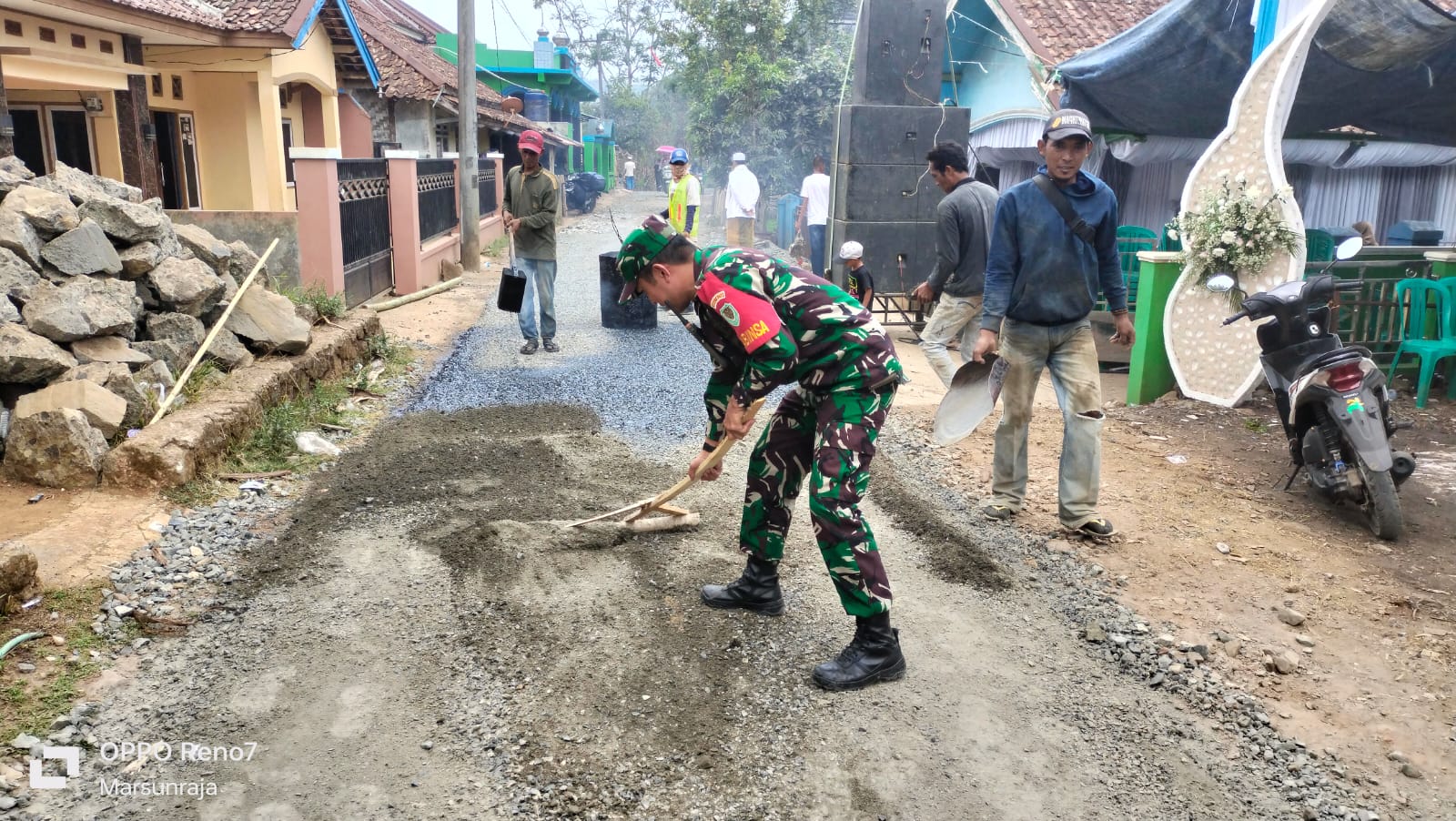 sertu-masrun-raja-babinsa-desa-lembursawah-koramil-0622-10/pabuaran-melaksanakan-kerjabakti-pengaspalan-jalan-desa