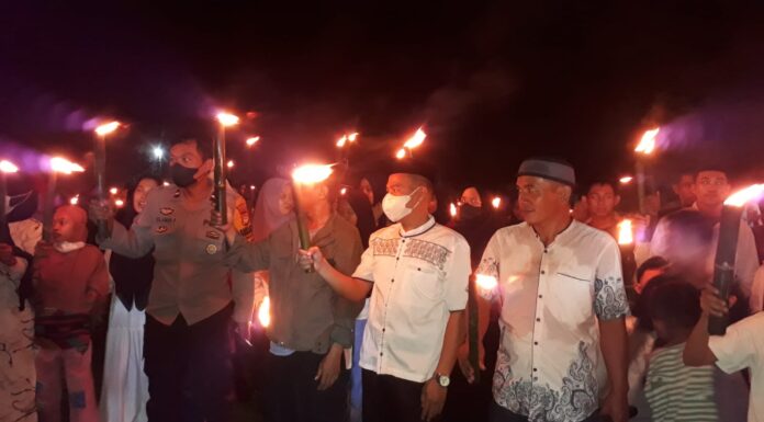 pawai-obor,-cara-warga-mangadu-takalar-meriahkan-malam-takbiran-idul-fitri-1443-h