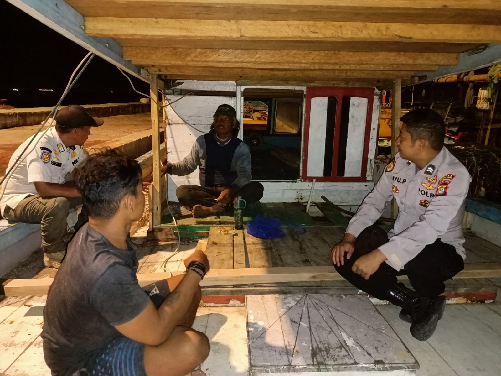 polsek-kepulauan-seribu-selatan-patroli-malam-dan-sambang-nelayan-di-atas-kapal