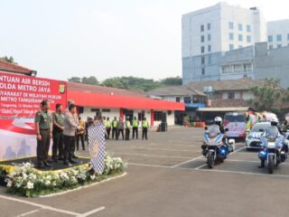 kapolda-metro-jaya-berikan-bantuan-24-tengki-air-bersih-kepada-masyarakat-tangerang